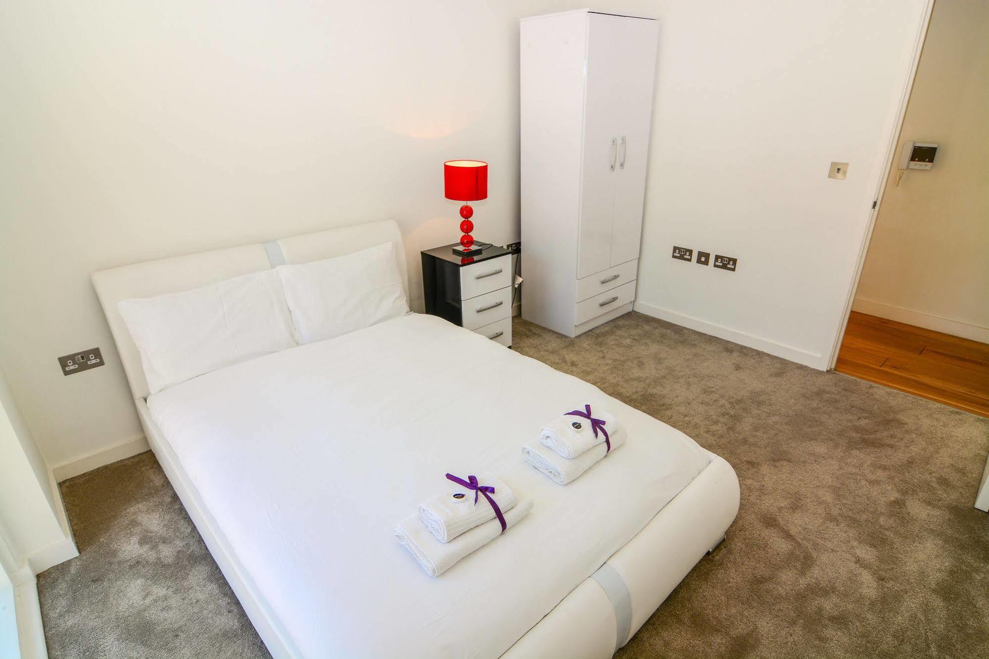 Apartment Wharf - Cambridge Av لندن المظهر الخارجي الصورة